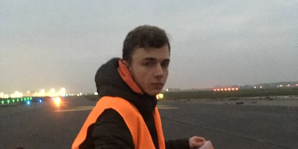 Activist ecologist pe pista aeroportului din Berlin FOTO Twitter Letze Generation jpeg