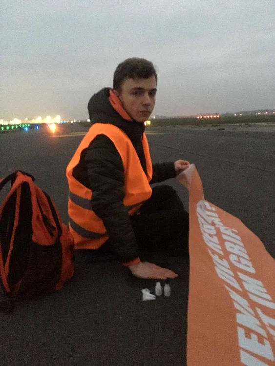 Activist ecologist pe pista aeroportului din Berlin FOTO Twitter/ Letze Generation