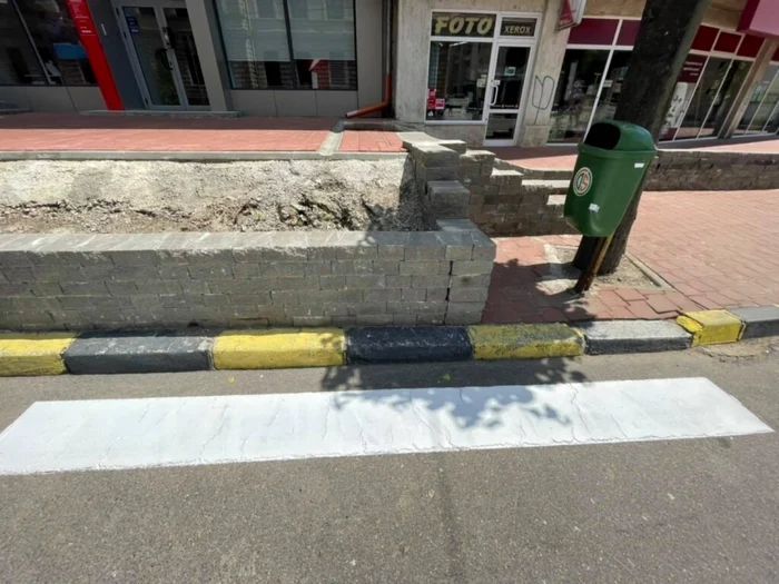 trecere de pietoni suceava care se opreste intr-un zid