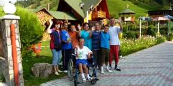Copiii de la Centrul din Amara vor împodobi, mâine, bradul de Crăciun