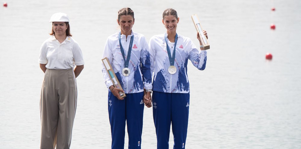 Ionela Cozmiuc, aproape de leșin pe podium. Colega sa i-a acordat imediat primul ajutor