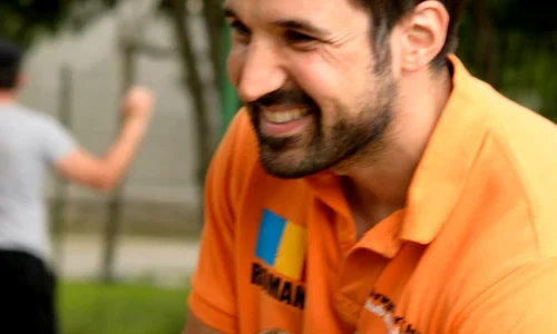 Între timp, Tudy participă la concursuri de dresaj cu Skip jpeg