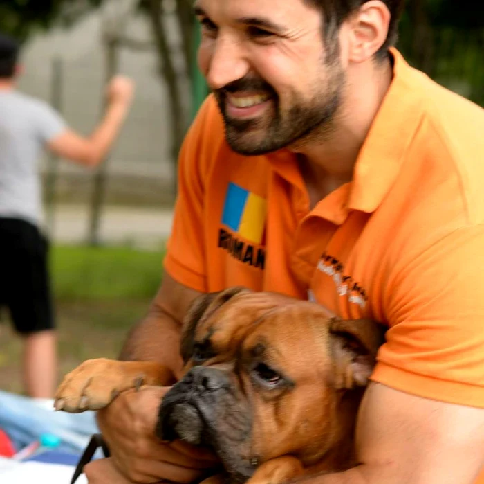 Între timp, Tudy participă la concursuri de dresaj cu Skip