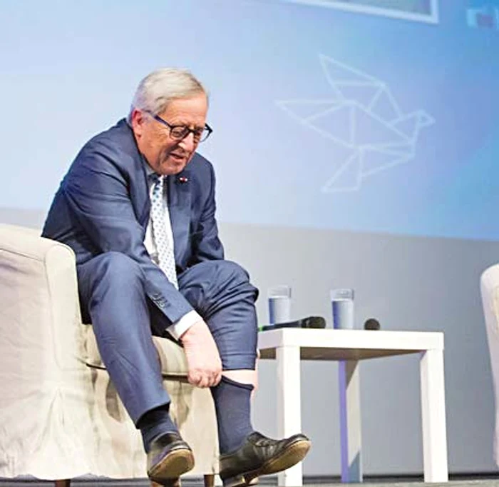Juncker şi-a ridicat tacticos şosetele, ca un bătrânel relaxat