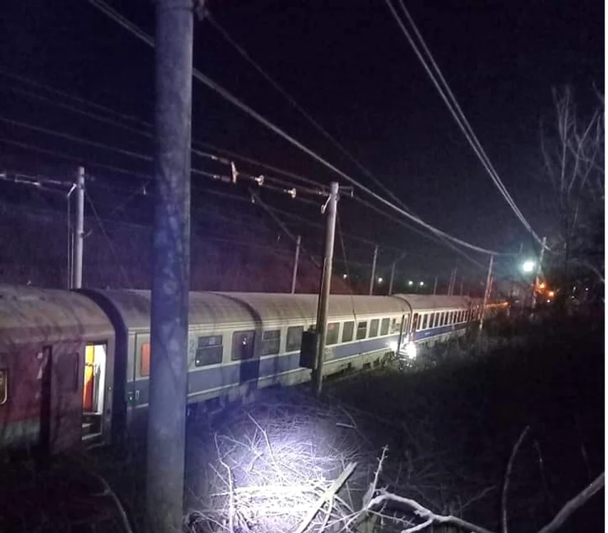 Un tren de călători a evitat în ultimul moment impactul cu un tren marfar. Foto: ISU 