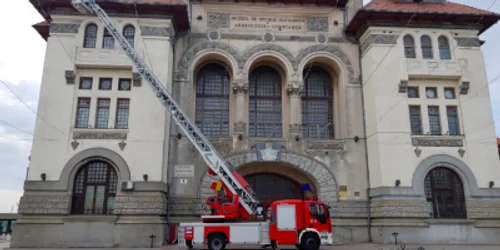 Pompieri autospecială scară ISU acoperiş desprins ţiglă la Muzeul de Istorie şi Arheologie Naţională Constanţa Sursa ISU Constanţa