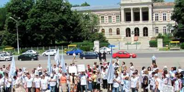 Profesorii sunt familiarizaţi cu ieşitul în stradă