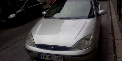 Poliţiştii au recuperat ştergătoarele luate de pe această maşină