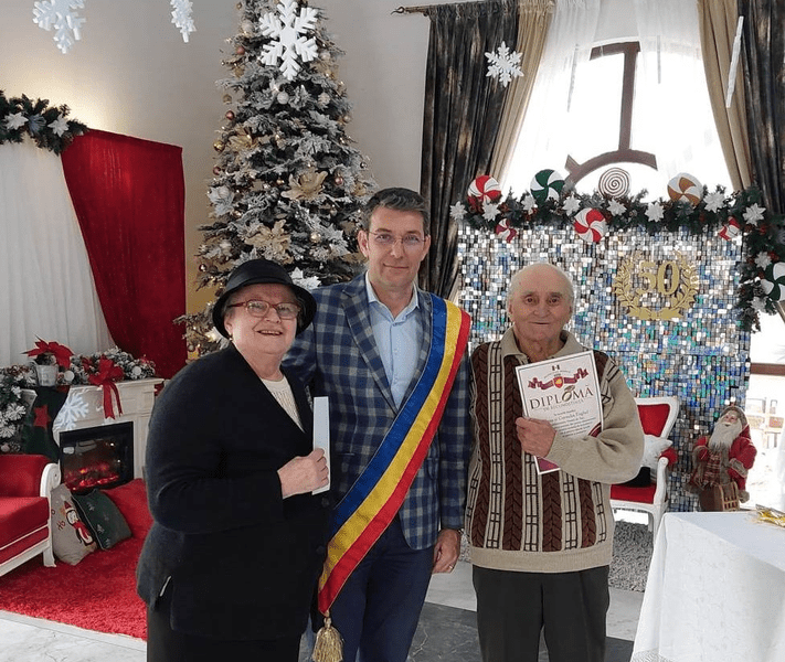 Arta de a trăi frumos viaţa în doi. Nunți de aur colective, cu o sută de miri şi mirese