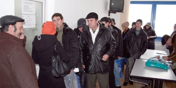 Şomerii aşteaptă în zadar să se angajeze