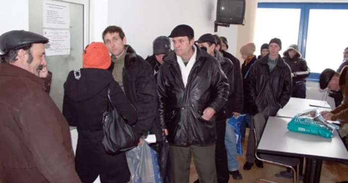 Şomerii aşteaptă în zadar să se angajeze