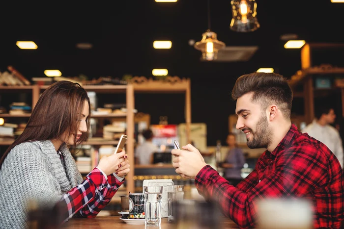 „A fi offline este noul lux”. Tot mai mulți oameni sunt în căutarea unui antidot la algoritmi