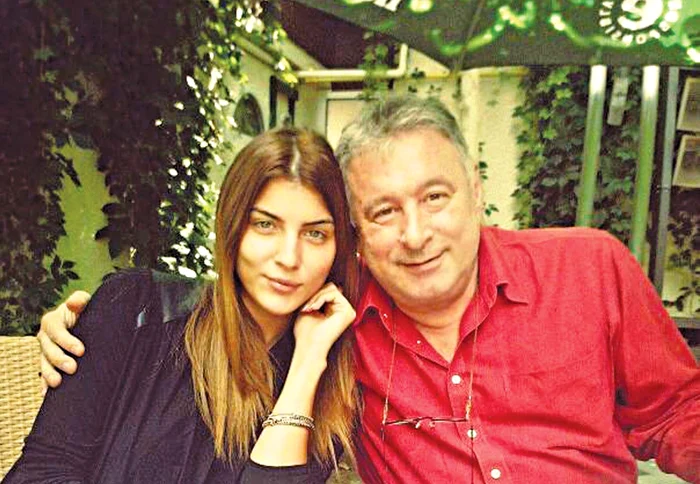 Mădălin îi ţine pumnii fiicei sale, Ioana, duminică seară, la Eurovision 2015 FOTO: Arhiva personală