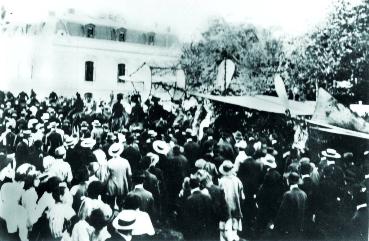 Aparatul „Vlaicu nr. 1 – model 1910”, tractat de boi în fața carului funerar care îl conducea pe ultimul drum pe Aurel Vlaicu
