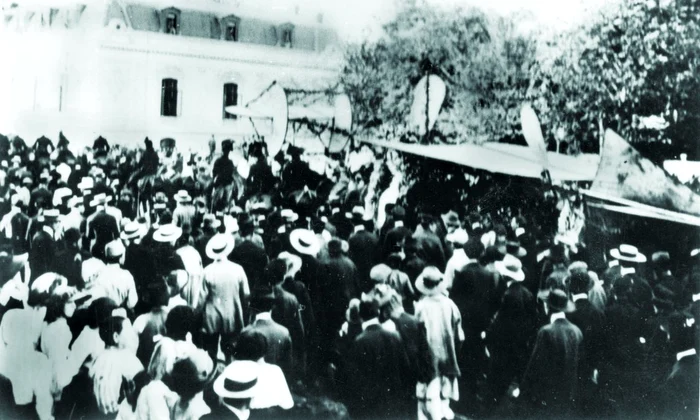 Aparatul „Vlaicu nr. 1 – model 1910”, tractat de boi în fața carului funerar care îl conducea pe ultimul drum pe Aurel Vlaicu