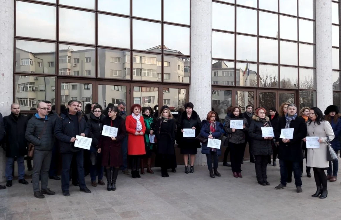 Ora de protest a magistraţilor s-a schimbat, miercuri, la Slatina FOTO: Alina Mitran