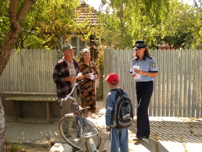 Poliţiştii au stat de vorbă cu oamenii