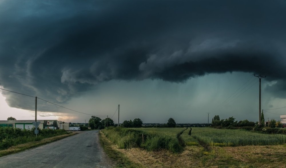 Județele care intră sub Cod galben de averse, vijelii și grindină. Meteorologii au emis o avertizare nowcasting