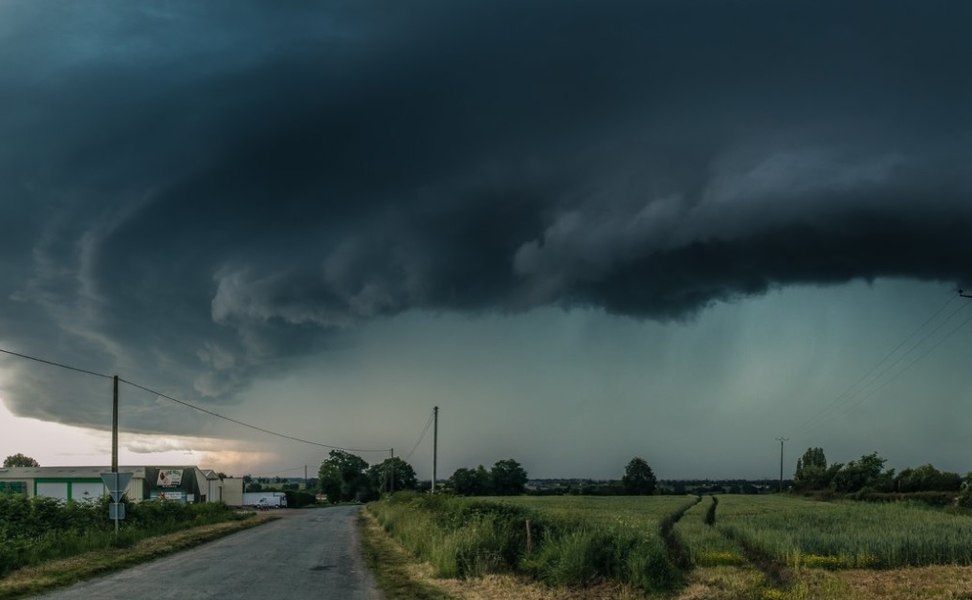 Județele sub Cod Portocaliu de vijelii și ploi torențiale. Meteorologii anunță o vreme instabilă, cu temperaturi în scădere 