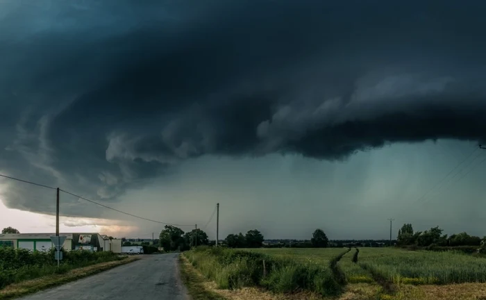 Județele sub Cod Portocaliu de vijelii și ploi torențiale. Meteorologii anunță o vreme instabilă, cu temperaturi în scădere