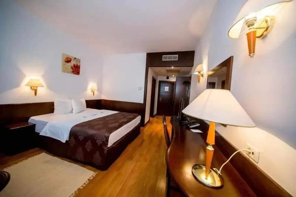 Hotel emblematic din vestul țării, scos la vânzare cu 5 milioane de euro. Prețul, scăzut dramatic FOTO