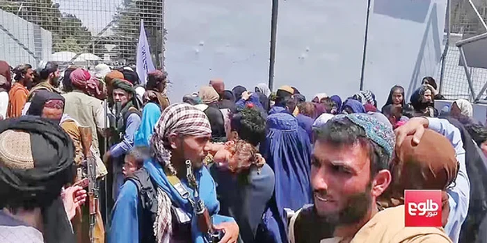 Norocoşii care au prins un loc se îmbarcă în avioanele militare NATO