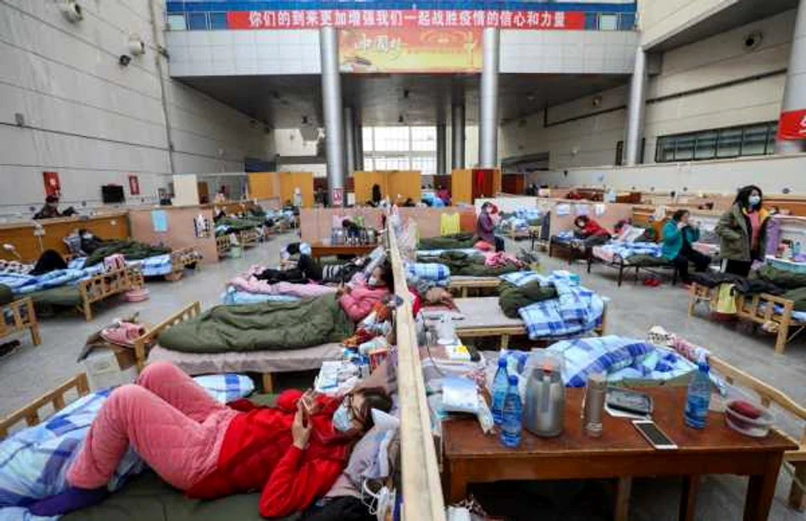 Coronavirus - oameni intr-un spital improvizat in Wuhan - Hubei - China FOTO EPA-EFE