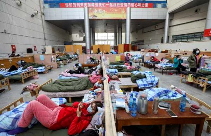 Coronavirus - oameni intr-un spital improvizat in Wuhan - Hubei - China FOTO EPA-EFE