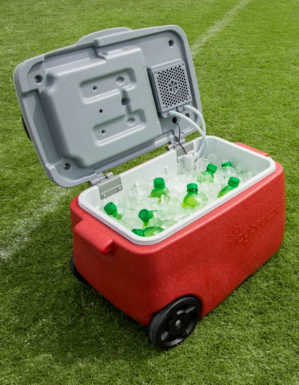 Lada se umple cu doi litri de apă şi sticle cu băutură