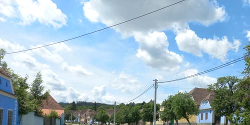 Drumul din fața casei lui charles, cea albastra din stanga FOTO Ioan Buciumar jpeg
