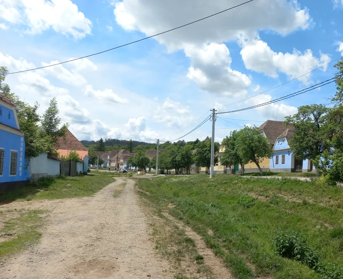 Drumul din fața casei Regelui Charles, din Viscri, care ar trebui reabilitat FOTO Ioan Buciumar