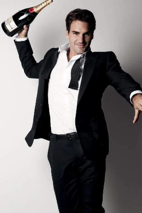 
    Roger Federer reactioneaza ciudat cand are sampania in mana  