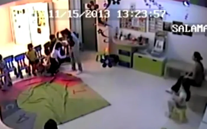 Copiii de la Centrul "Micul Regat" erau bătuţi şi înjuraţi de educatoarele, care le dădeau să bea vin ca să adoarmă mai repede