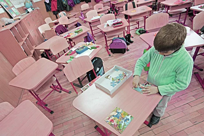 
    De câteva zile,  copilul-problemă  este singurul care  vine la cursuri  