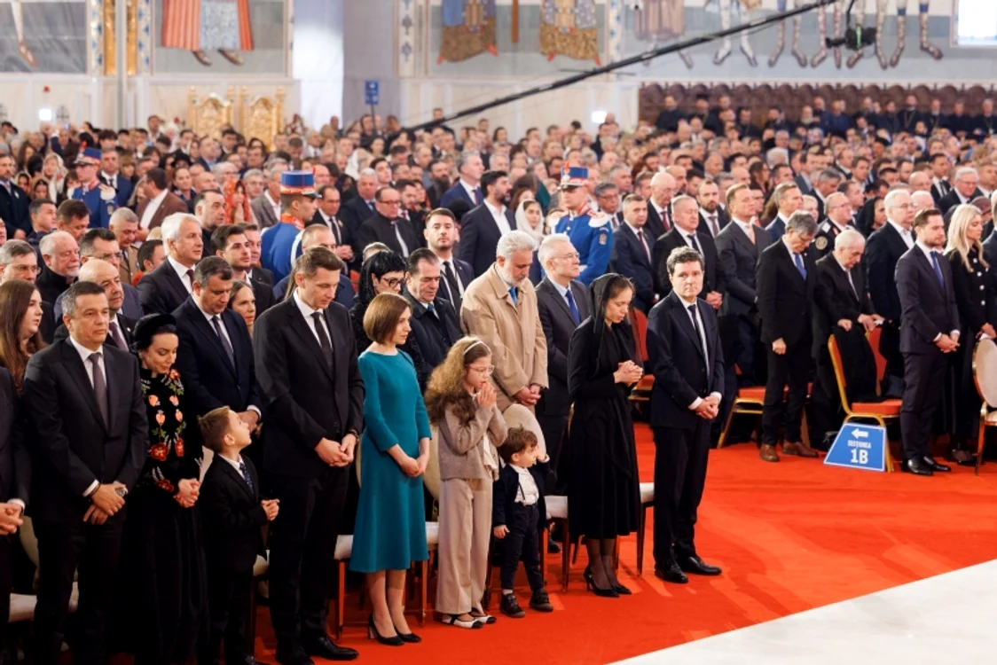 Maia Sandu a stat alături de Nicușor Dan, partenera sa și cei doi copii ai lor. FOTO: Presedinte.md
