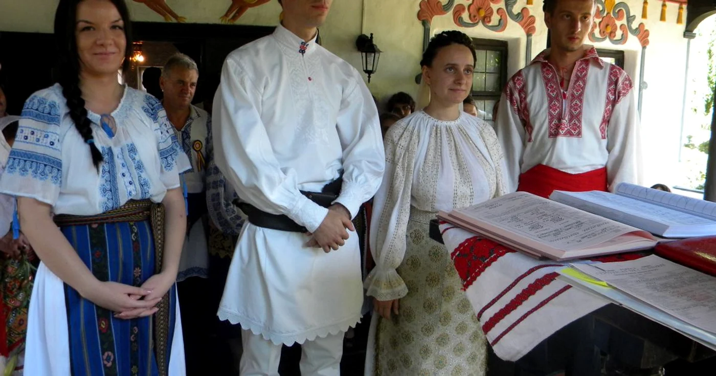 Dragoş şi Claudia s-au căsătorit în costum popular, respectând cât mai mult din vechile tradiţii. FOTO Dana Mihai