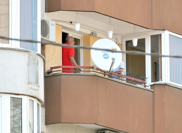 Ion Velea, tatăl artistului, vine adesea de la Craiova, pentru a ajuta la treburi celebrul cuplu 