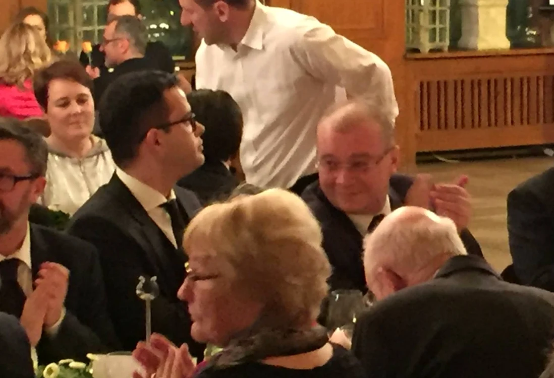 
    Mihai Gâdea şi Dan Mihalache au fost colegi de masă, după ce în 2014 directorul Antenei 1 făcea campanie împotriva lui IohannisFoto: Grigore Cartianu/Facebook  