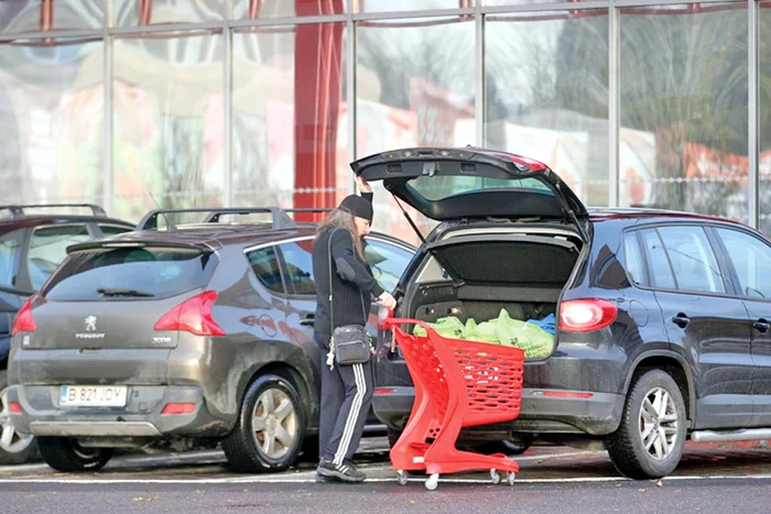 A umplut porbagajul  cu multe sacoşe  pline cu legume