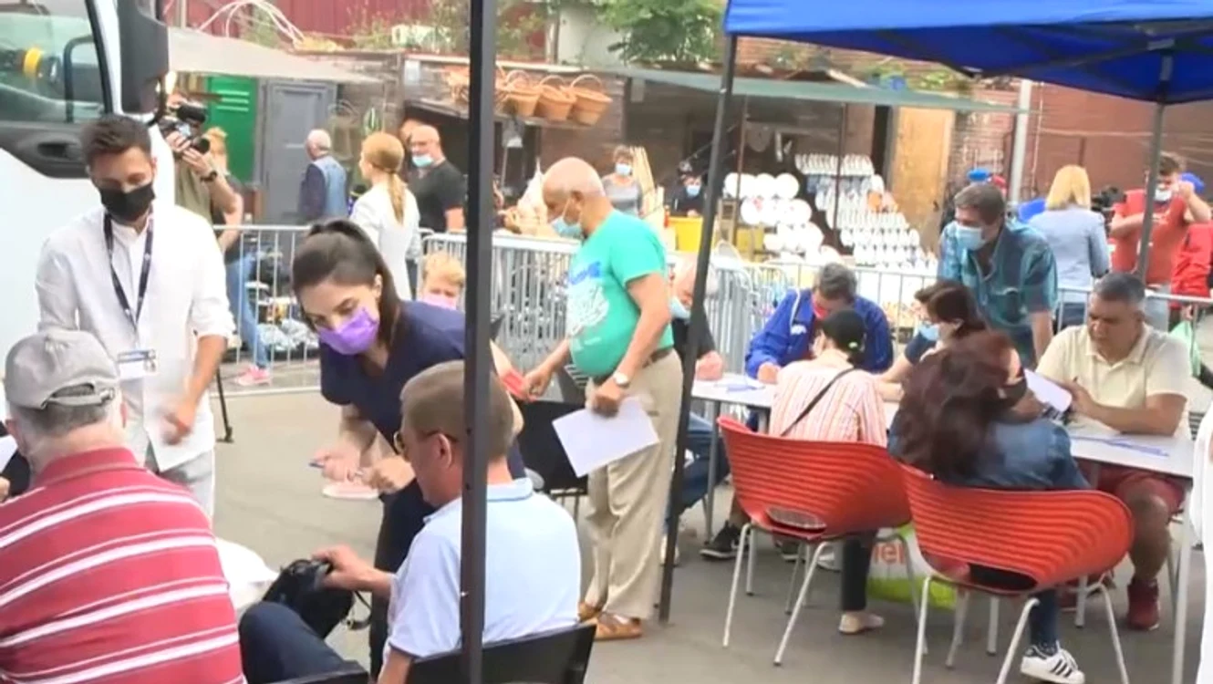 
    Un centru fix de vaccinare a fost deschis la Piața Obor Sursă foto: Captură video Digi24  