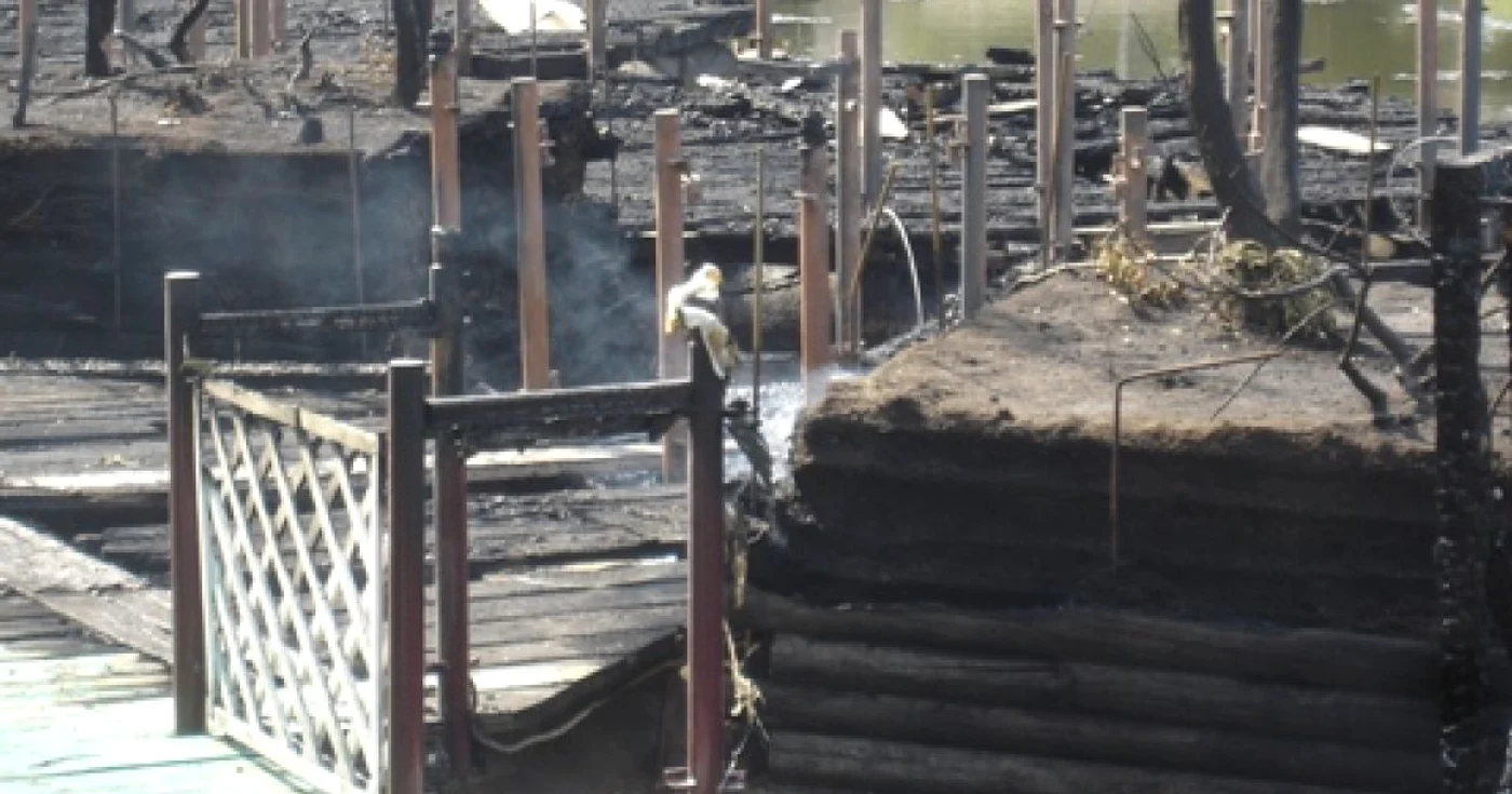Arad: Patronul terasei arse a evaluat paguba la 30.000 de euro (IMAGINI DE LA LOCUL INCENDIULUI)