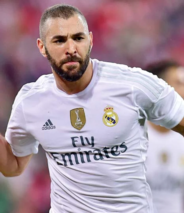 
    Un fan l-a “atacat” pe Benzema,  dar a fost  imobilizat rapid  