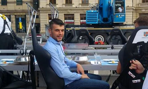 Oana l a dus pe Marius să mănânce la fiţe, deasupra oraşului  jpeg