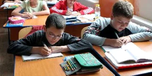 Bacău: Elevii din mediul rural au acces la burse de studiu