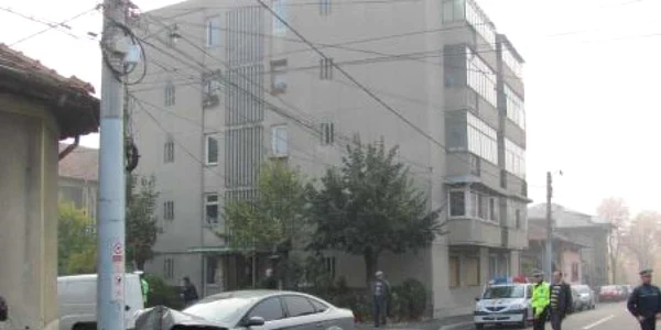 Maşina Primăriei Severin a fost proiectată într-un stâlp