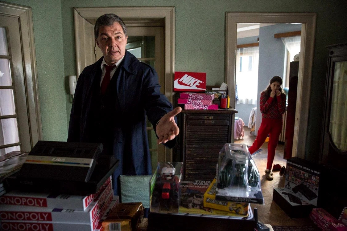 Adrian Păduraru în rolul căpitanului Covaci din producția „Comrade Detective”. Foto: Cinemagia