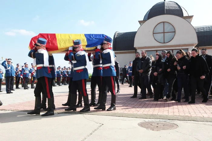 Poliţistul Bogdan Gigina a fost înmormântat cu onoruri militare FOTO Adevărul