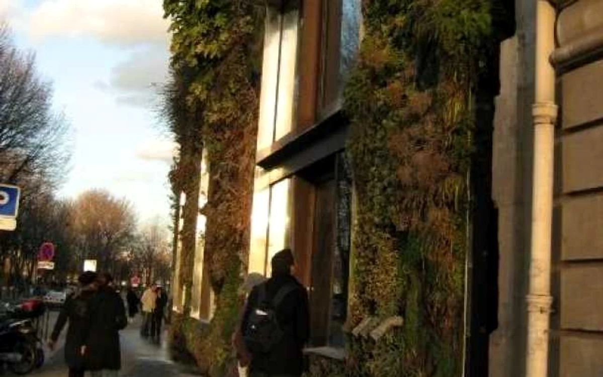 La Paris, o clădire de pe malul stâng al Senei este îmbrăcată în verdeaţă