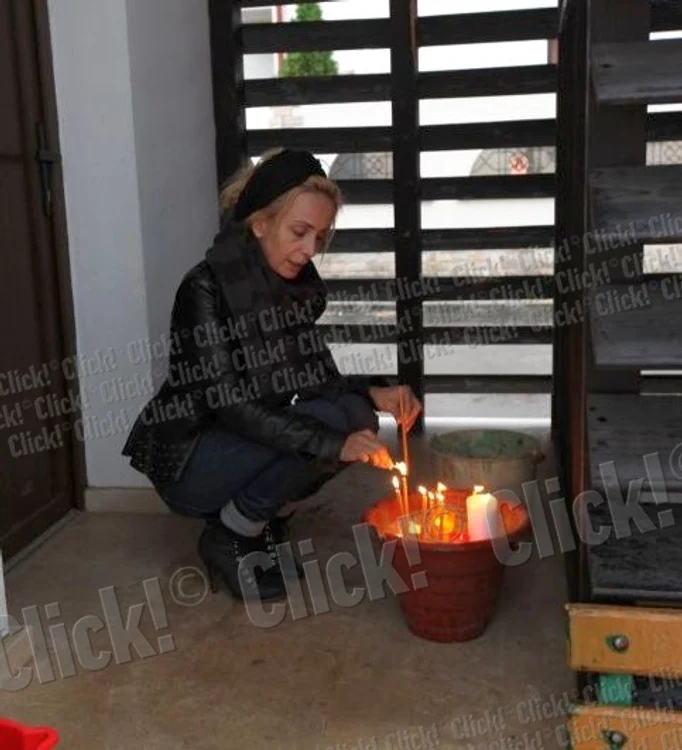
    Daniela Gyorfi şi-a plâns mama şi a aprins o lumânare pentru sufletul ei la capela Sfântul Nectarie (Foto: Sever Gheorghe)  