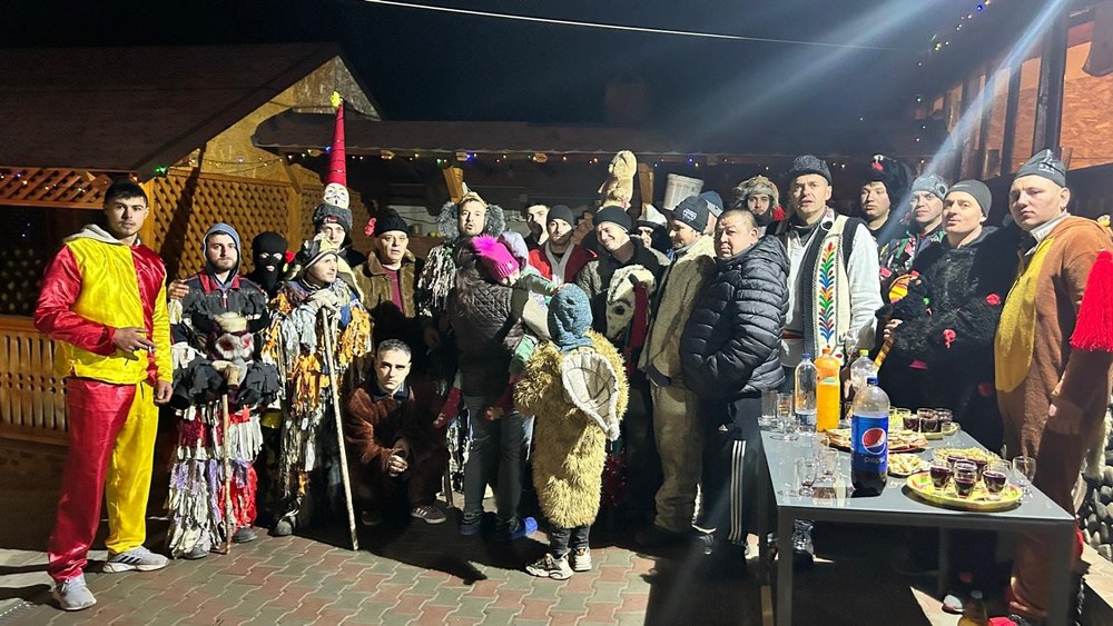 Gest impresionant până la lacrimi: colindători din Neamţ au donat unei fetiţe în suferință toți banii primiţi